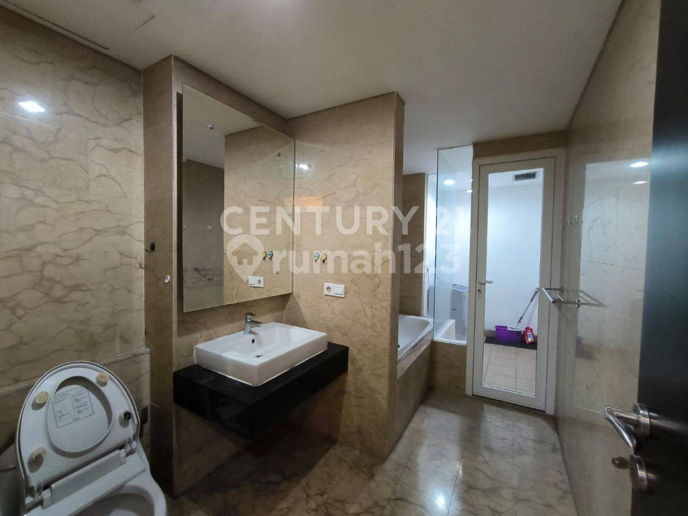 Modern 1-Bed Apartment with Balcony in Bulgary Tower