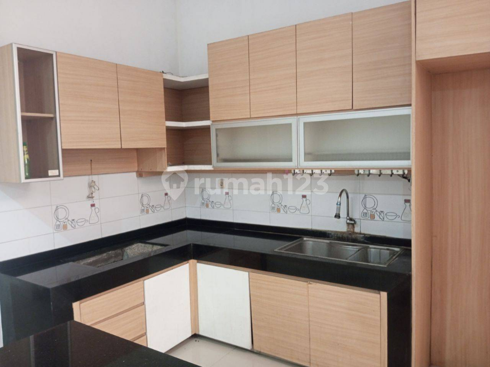 Modern Townhouse with Garden and Kitchen Set