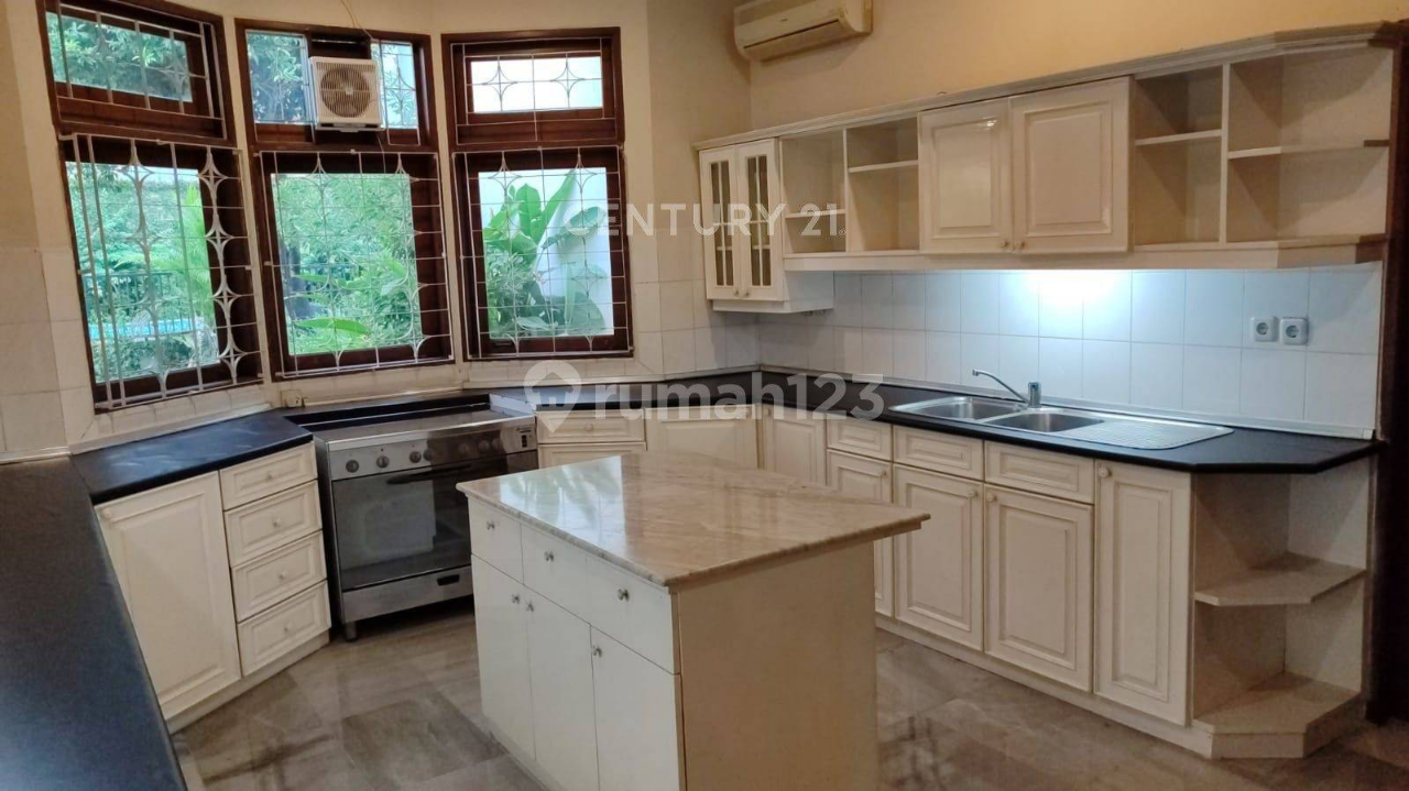 Spacious 5-Bedroom Villa with Pool and Garden