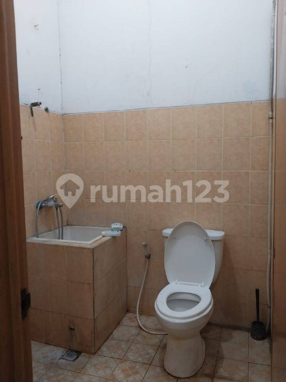 Spacious Commercial Shophouse with Two Bathrooms