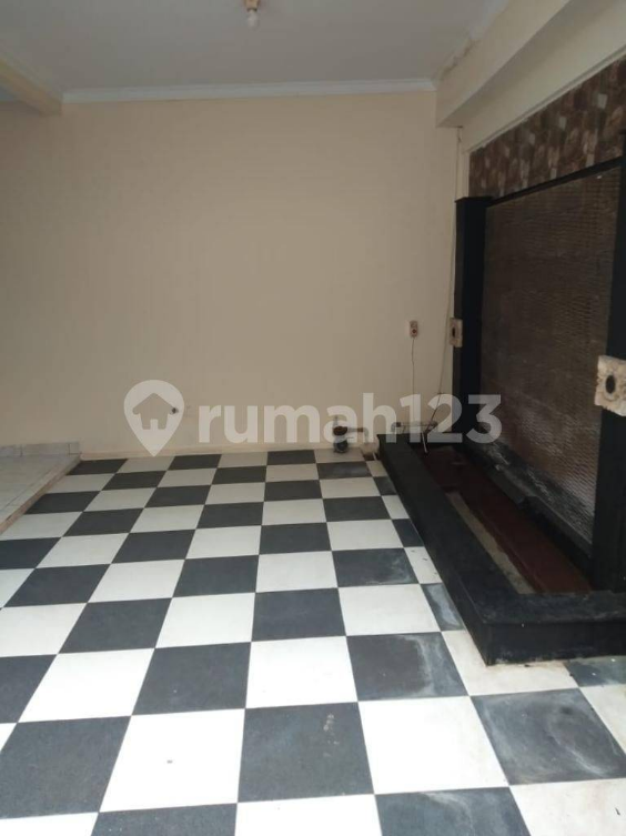 Spacious House Near Mall with Two Car Parking