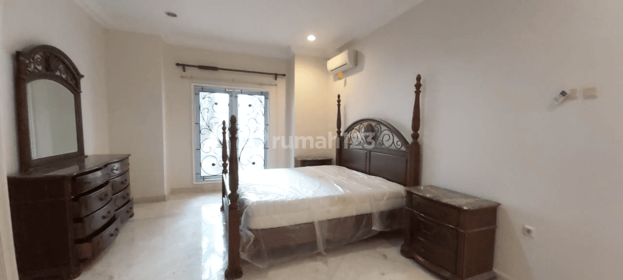 Luxurious Villa with Pool Near JIS