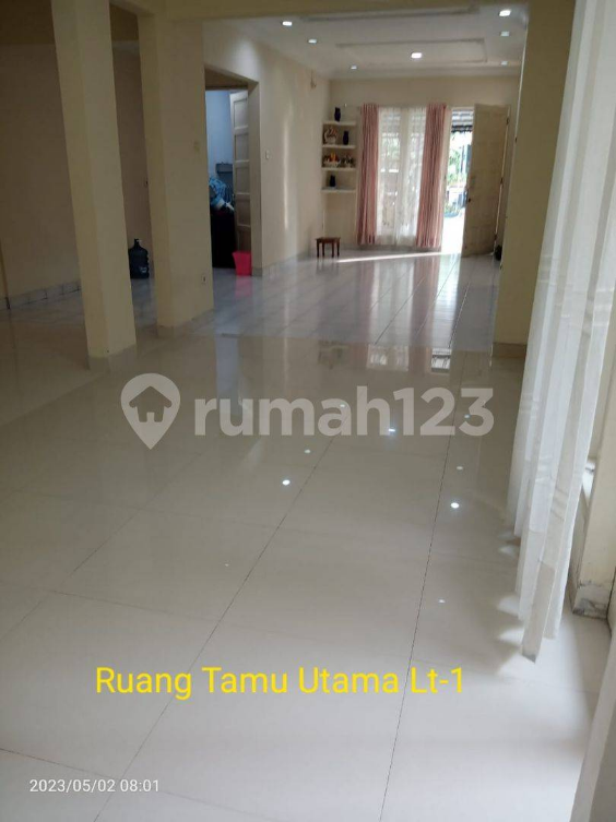 Luxurious 3-Bedroom House with Garden and Parking