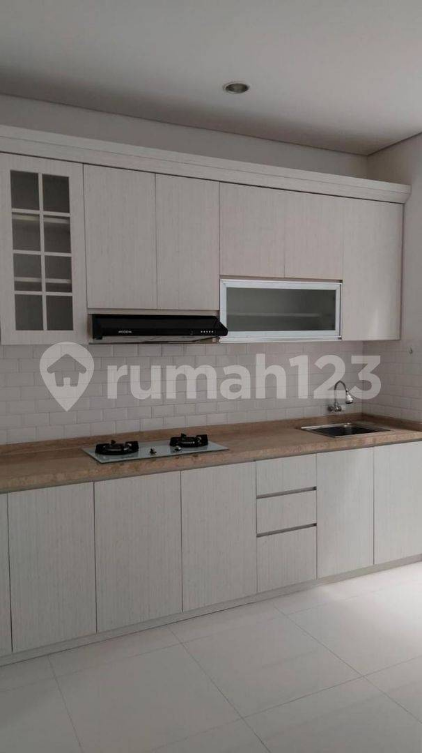 Modern House with Strategic Location in Bintaro