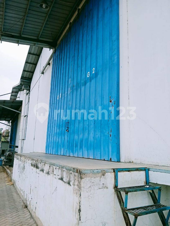 Large Industrial Warehouse with Loading Dock