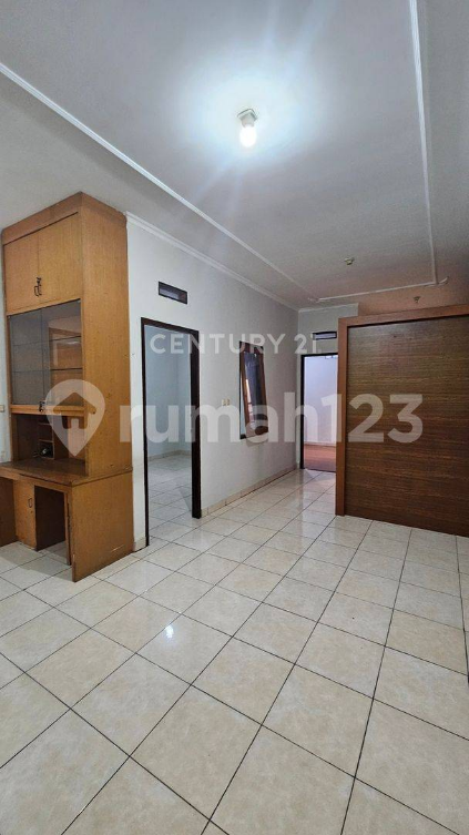 Spacious 3-Bedroom House with Modern Kitchen