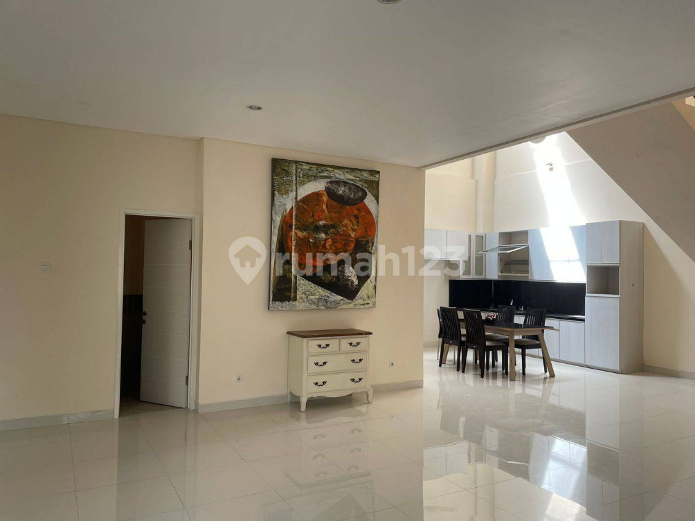 Modern 4-Bedroom Villa with Pool in Palm Beach