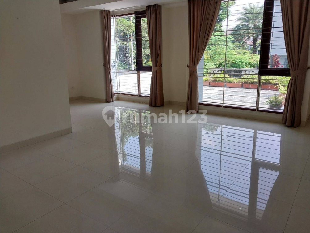 Elite Pondok Indah House with Garden and Security