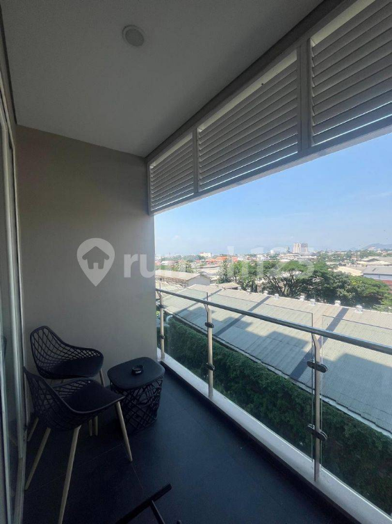 Modern 1BR Corner Apartment with City View