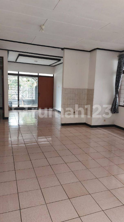 Spacious House with 5 Bedrooms and Garden