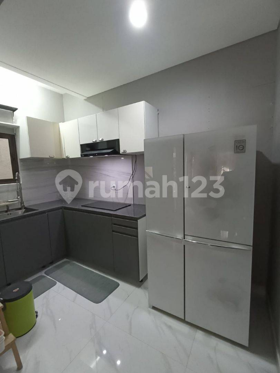 3-Story Furnished Townhouse with Pool Access