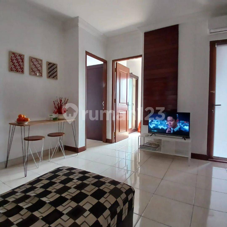 Renovated 2-Bed Pool View Apartment with Kitchen