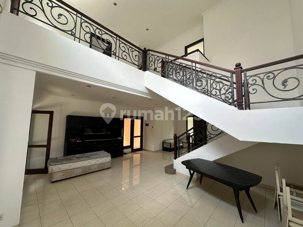 Modern Minimalist House Near Mall with 4 Bedrooms