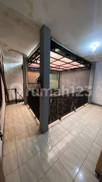 Spacious 6-Bedroom House with Garden in Batu