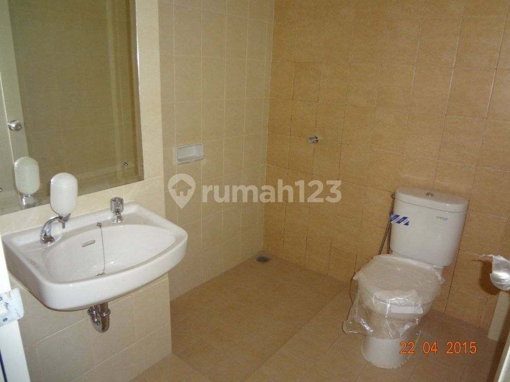 Strategically Located 3.5-Story Ruko with 3 Bathrooms