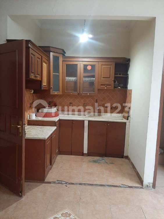 Spacious 4-Bedroom House with Modern Kitchen