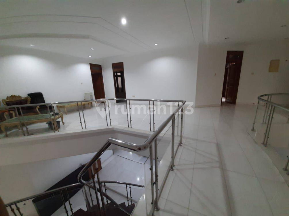Luxurious Two-Story House with 4 Bedrooms