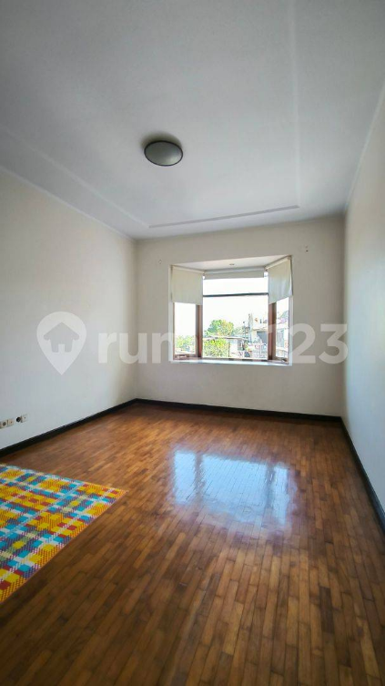 Spacious Two-Story House with Garden in Hegarmanah