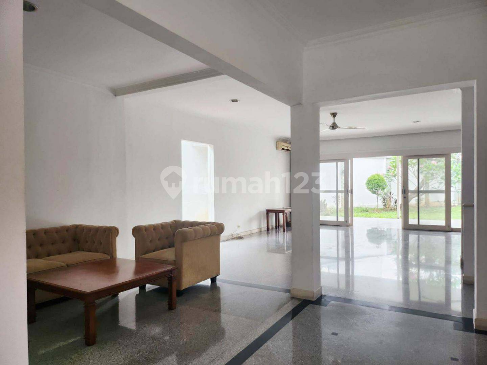 Designer Villa with Pool near MRT