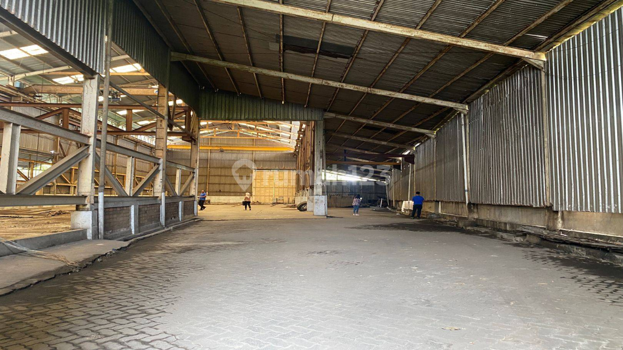 Strategic Location Warehouse Building with Parking