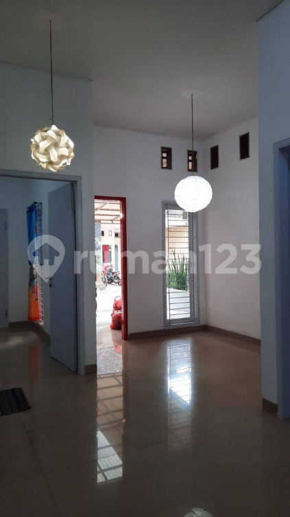 Spacious 3-Bedroom House with Kitchen Set
