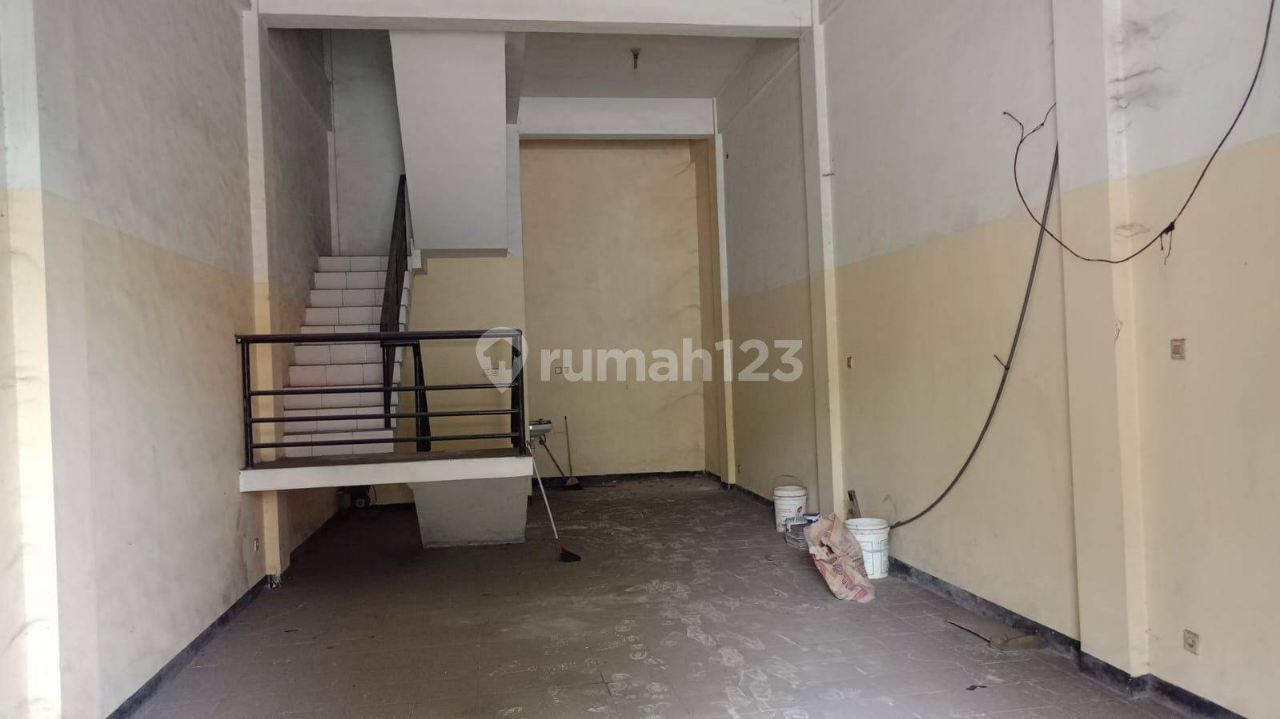 Strategic 3-Floor Commercial Space Near Pasar Turi