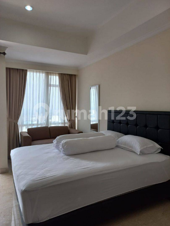 Furnished 2-Bed Apartment with Monas View