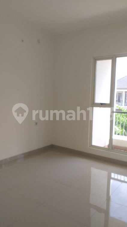 Modern 2-Story Corner House with Large Backyard