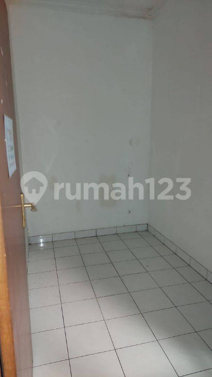 Spacious 4-Bedroom House with Carport