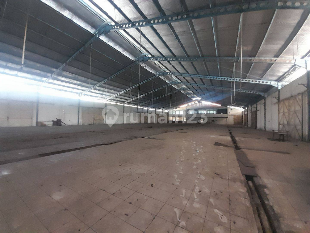 Large Industrial Warehouse with High Power Capacity