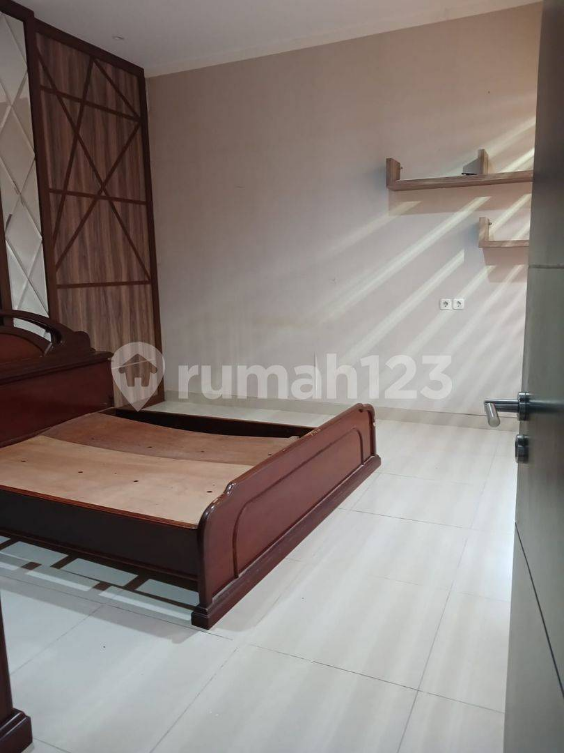 Semi-furnished House with Modern Kitchen and Balcony