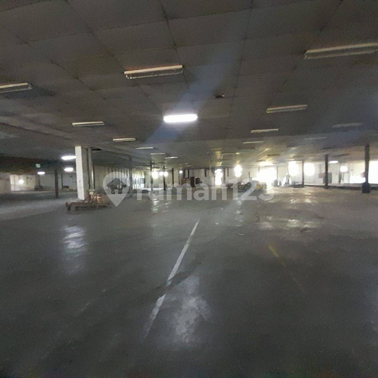 Large Industrial Warehouse with Loading Dock Access