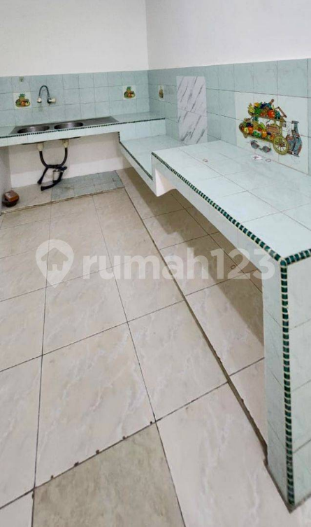 Spacious 5-Bedroom Townhouse with Modern Interior