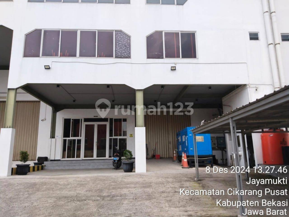 Large Industrial Warehouse with Loading Dock