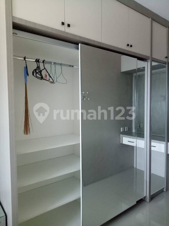 Modern 1BR Apartment Near Tanglin Pakuwon Mall