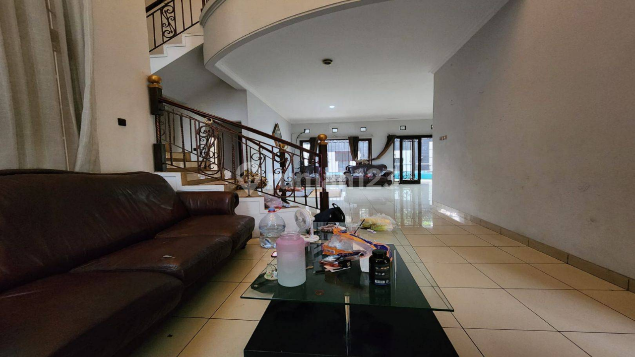 Spacious Villa with Pool in Batununggal