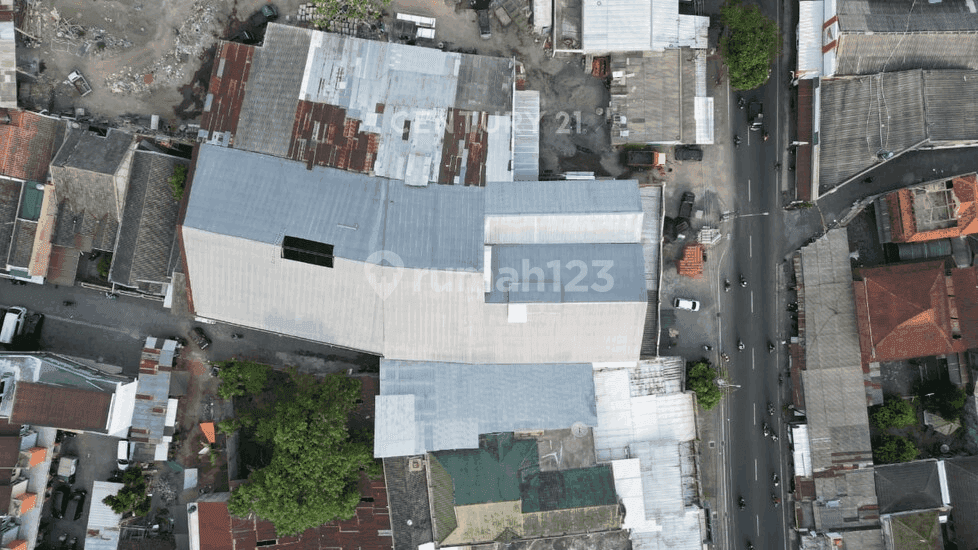 Large Strategic Warehouse with Container Access