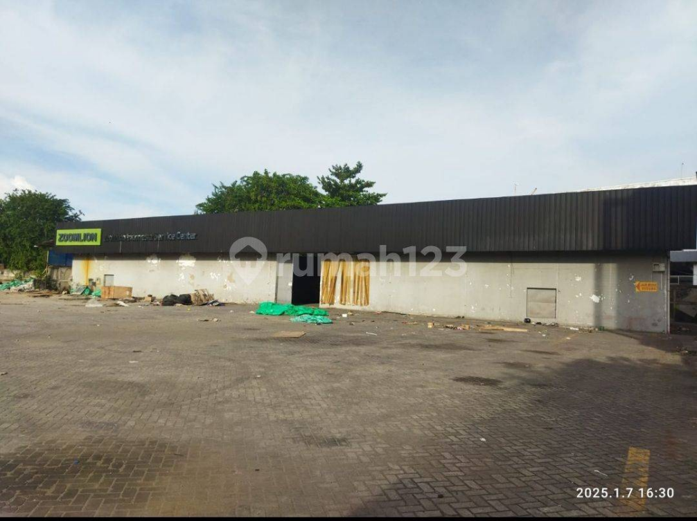 Large Commercial Warehouse Space with Parking