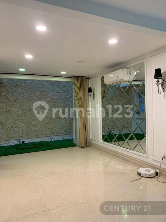 Luxurious House with Pool in Strategic Tebet Location