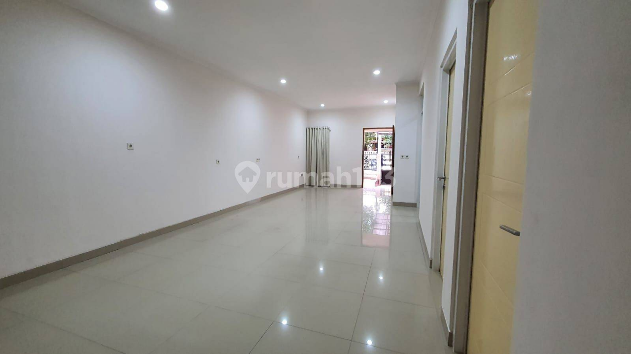 Spacious 1.5-Story House Near Mall with Garden