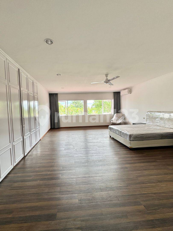Luxurious 4-Bedroom House with Pool and Garden