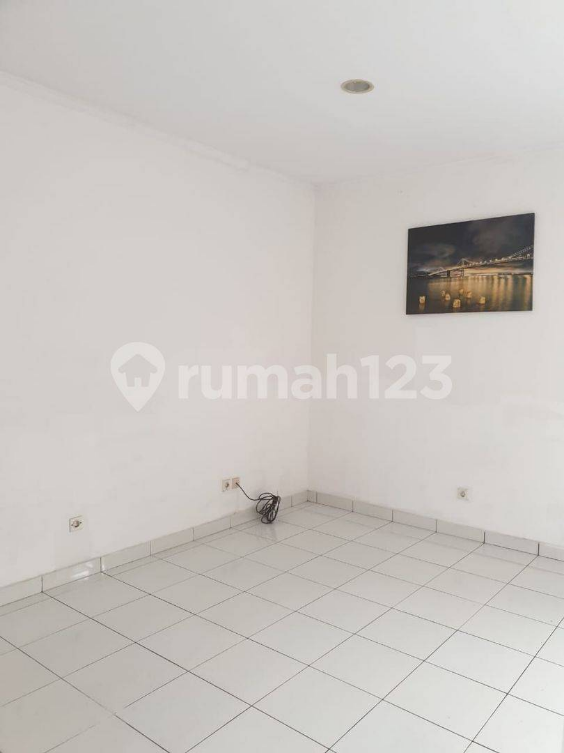 Spacious House in BSD City with Kitchen Set