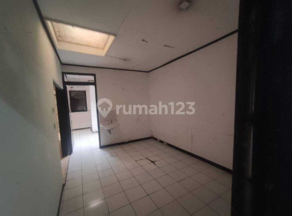 5-Bedroom House with Carport in Turangga