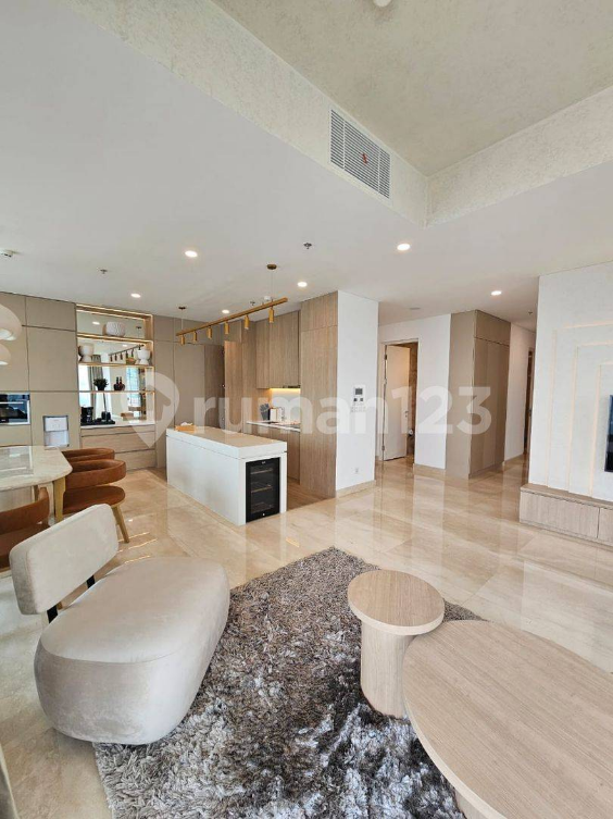 Luxurious 3-Bedroom High-Floor Apartment with City Views