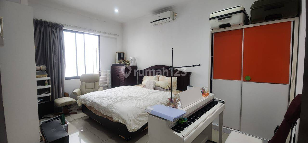 Modern 4 Bedroom House with Carport and Jacuzzi