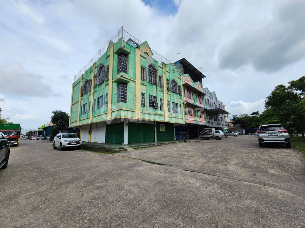 Large 3-Story Commercial Shophouse in Sukajadi