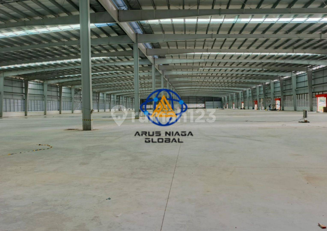 Large Industrial Warehouse With High Ceiling