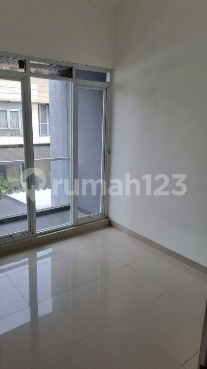 Modern 3-Bedroom Townhouse with Carport