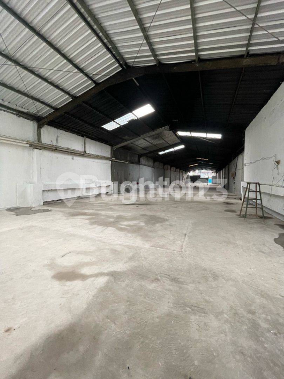Large 800m² Warehouse with Container Access