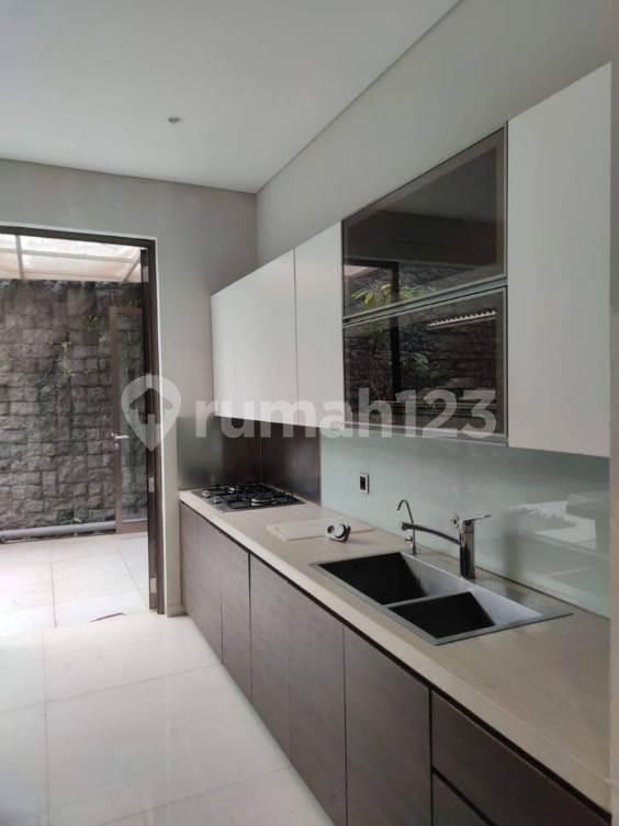 Luxurious 6-Bedroom House with Garden in Pasteur